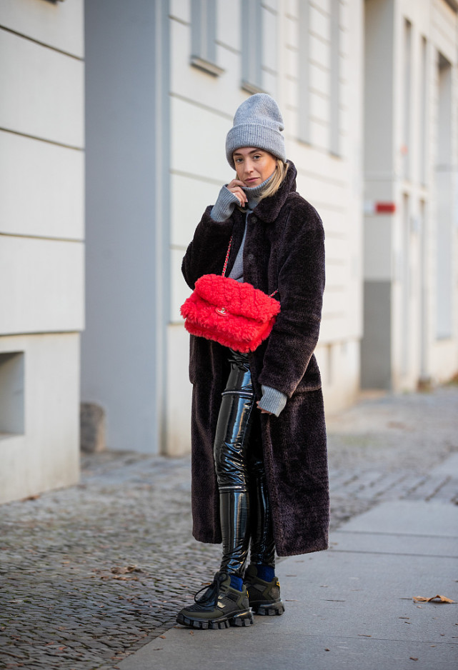 甜酷风女孩如何提升气质？不如试试闪亮的漆皮元素，时髦又酷炫