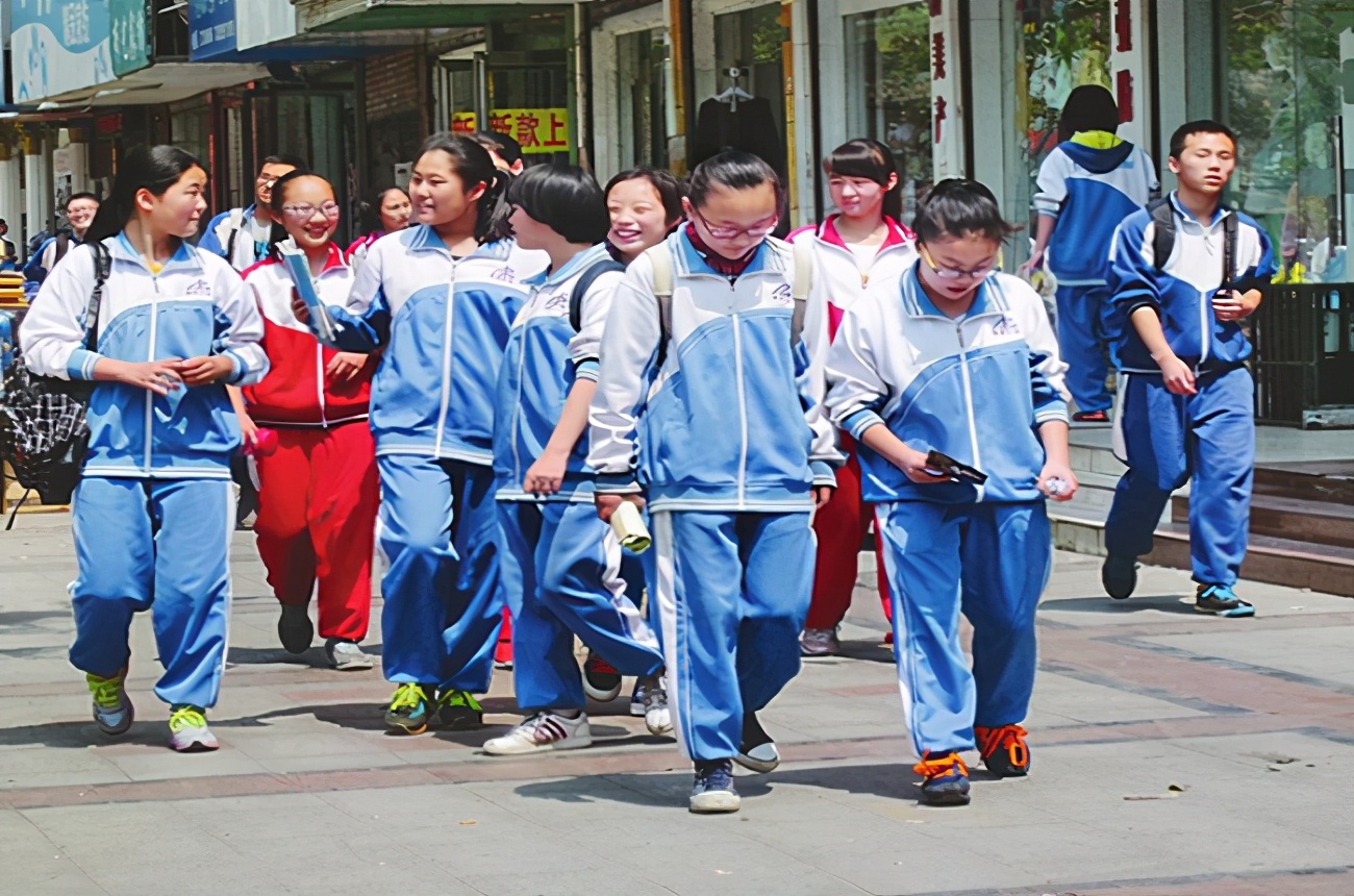 都说中国学生的校服丑？来看看国内外的校服对比吧
