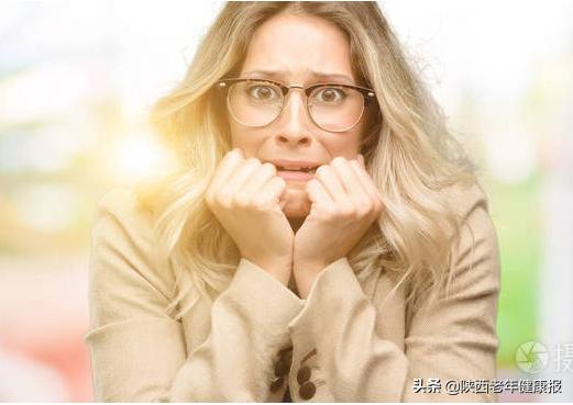 眼睛看不到东西医生说是黄斑病变,最近眼睛里长了黄斑