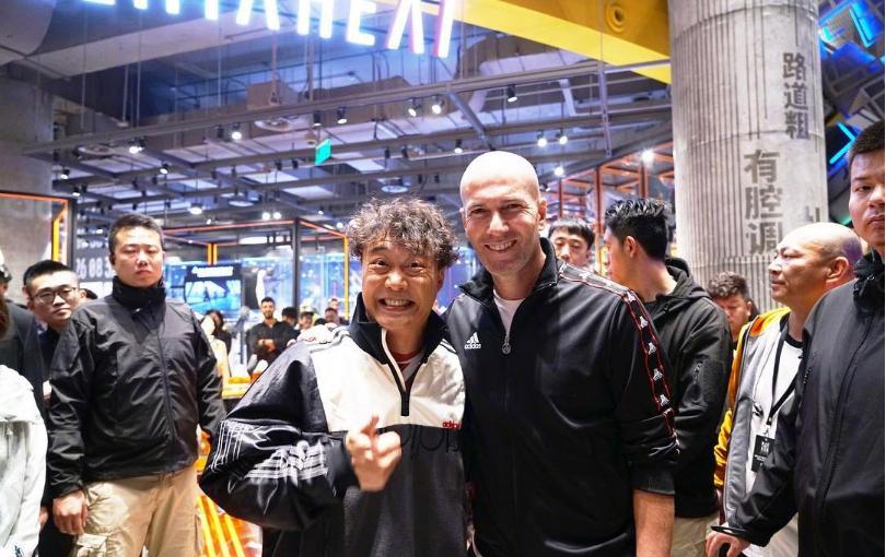 吸收东方玄学！齐达内围观中国大妈打麻将足坛传奇蹲地上笑容灿烂