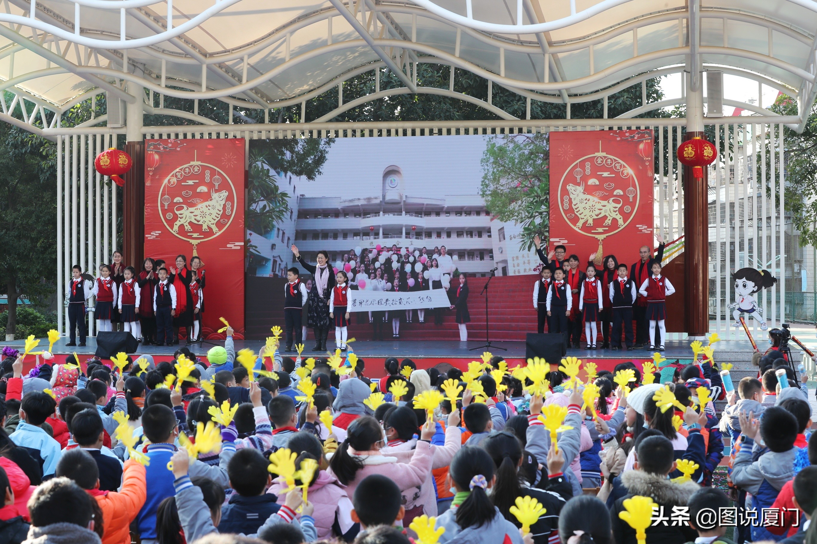 东渡二小凤凰花开,厦门市东渡小学2017年长什么样
