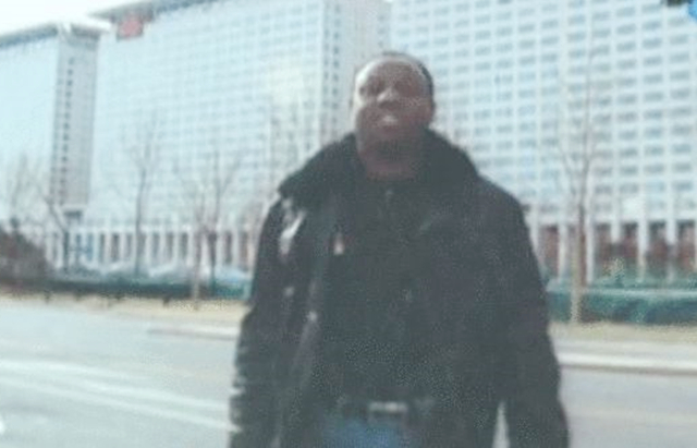 11年前,浙江农村奶奶收养了一个黑人小男孩巴比,如今怎么样了?