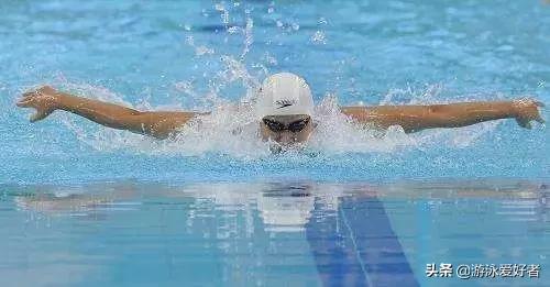 成人游蝶泳时臀部不出水怎么办,蝶泳臀部不出水犯规吗
