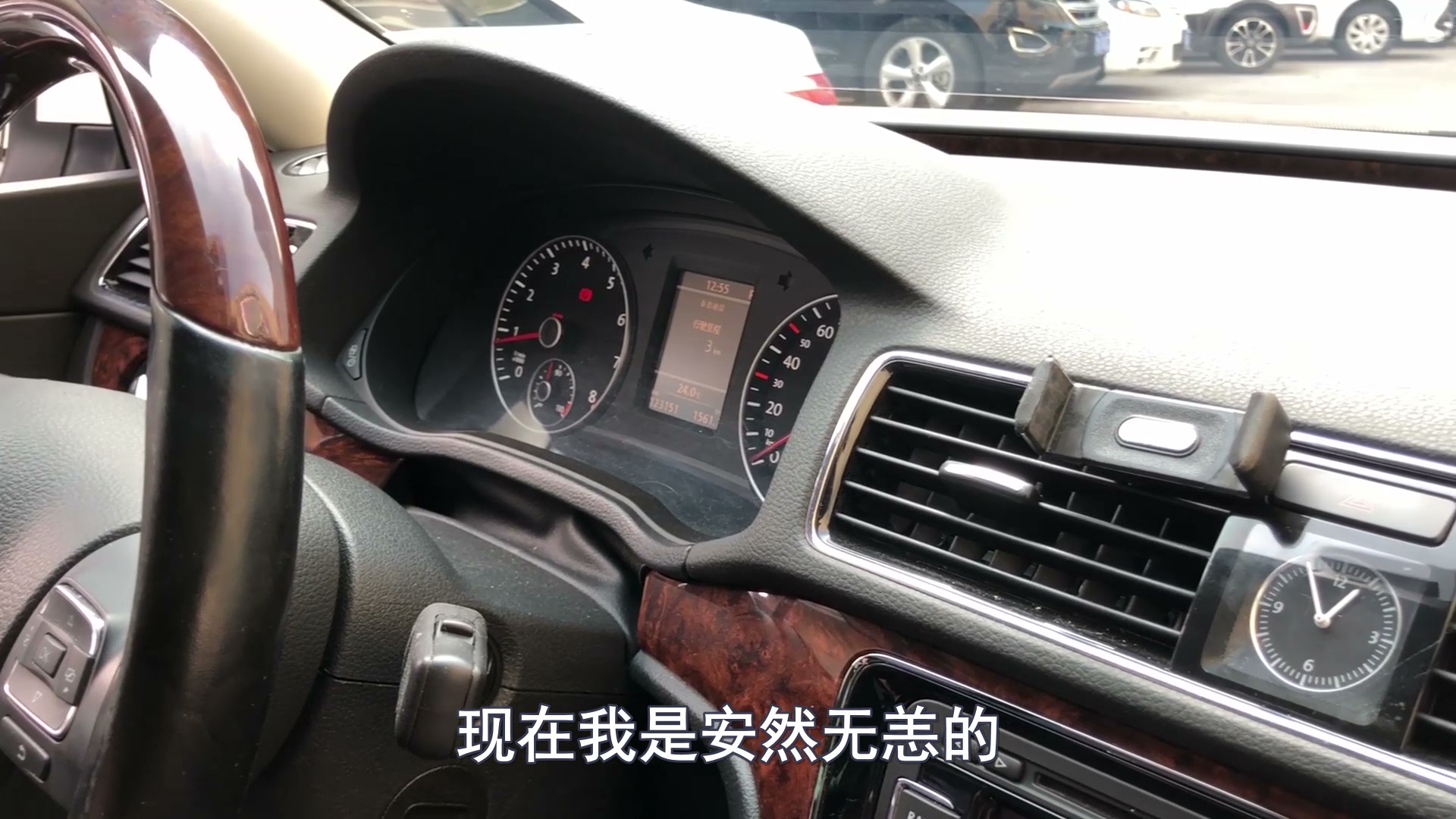 汽车电池故障灯亮了，还能继续开吗？老司机：放心开到修理厂