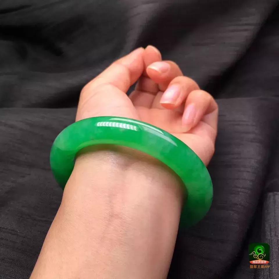 翡翠手镯到底应该戴左手还是右手,翡翠手镯戴哪只手是正确的