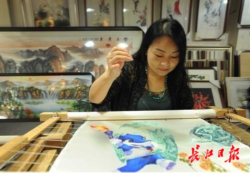 “兵兵”跃上汉绣展荆楚风韵,汉绣非遗传承人自创50幅作品迎军运