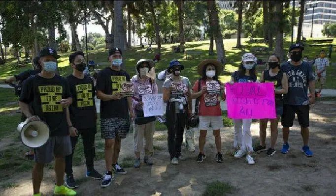 华裔老妇被火烧,九旬老人被喷辣椒水后续