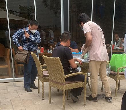 阿富汗ICU住进中国商人：陪护穿防弹衣擦AK，10块雇一个保镖