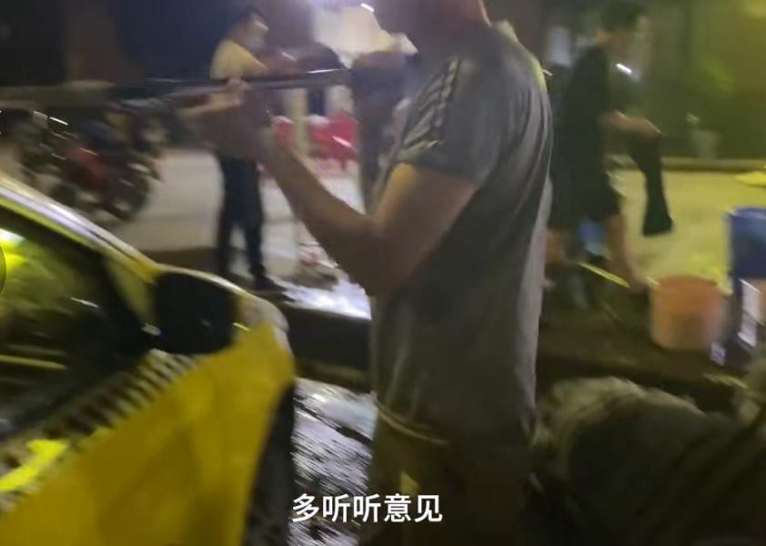 95后本科女孩白天代驾晚上洗车,本科女孩白天代驾晚上洗车还债