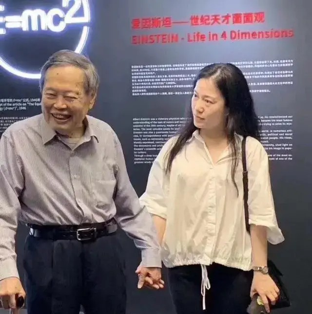 杨振宁三个孩子对翁帆是什么态度,2020年杨振宁和翁帆现在多少岁