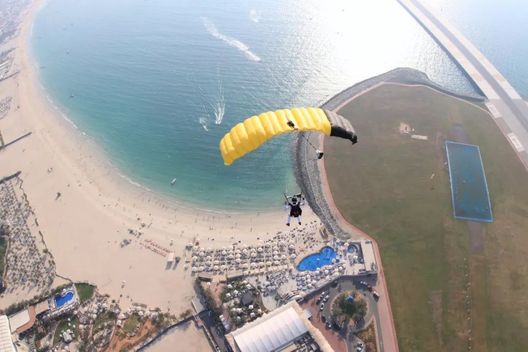 靠捡垃圾成了千亿富翁完整版,捡垃圾变成百万富翁