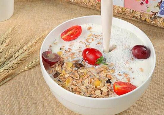 混合水果燕麦片早餐代餐轻松搞定,每日坚果谷物燕麦片早餐做法大全