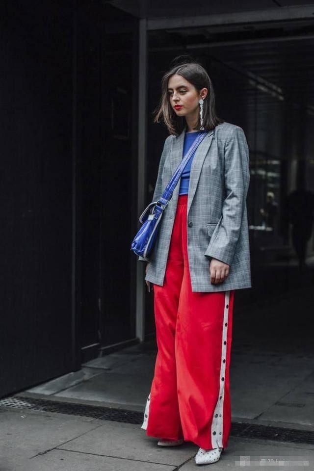 那个穿红衣服的女孩,女孩穿红衣服