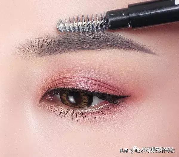 你也在被“高低眉”困扰吗？为什么你的眉毛总也画不对称？