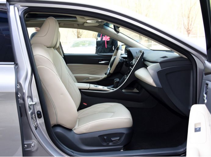 丰田凯美瑞双擎和亚洲龙油耗比较,丰田凯美瑞和亚洲龙有什么区别