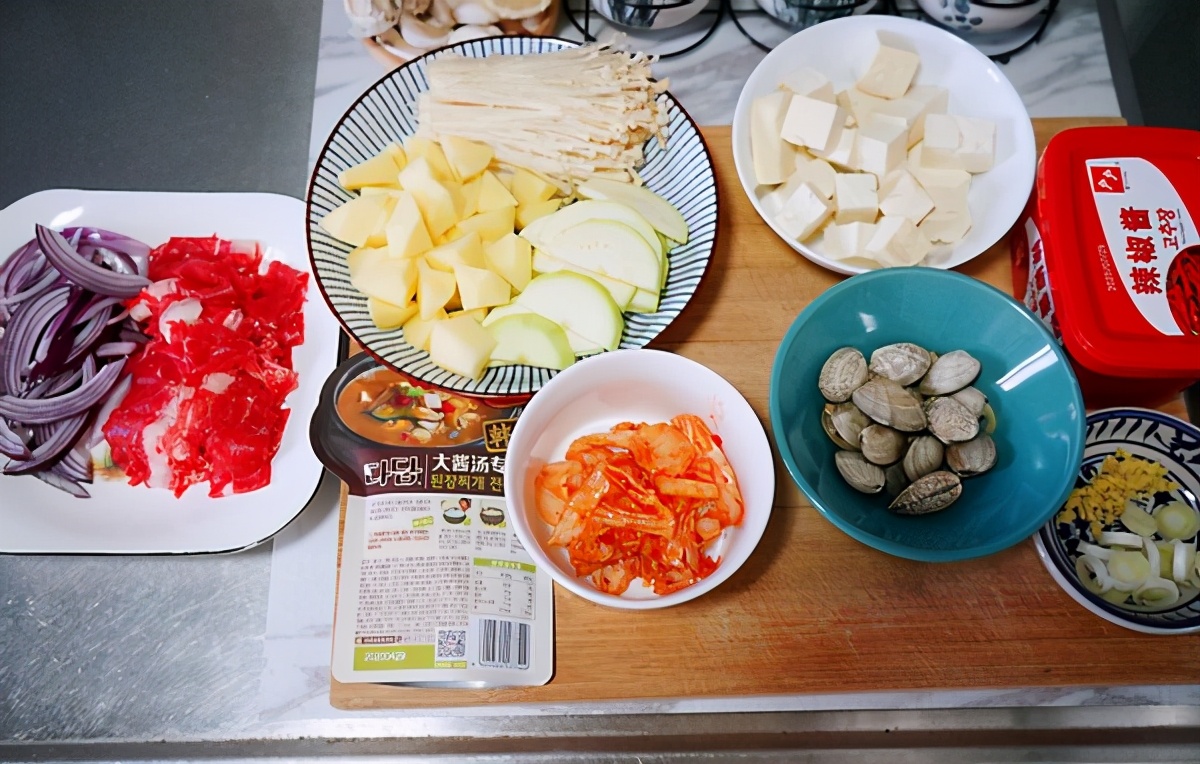 大酱汤放辣白菜,辣白菜和韩国拌饭酱