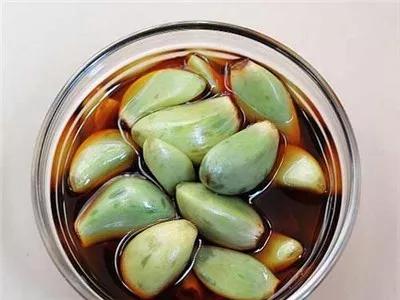 醋泡大蒜怎么吃最佳,怎样泡大蒜对肠胃有好处