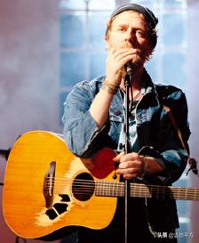 [AG杂志]电影《曾经》中的落魄歌手GlenHansard回归街头艺术风格