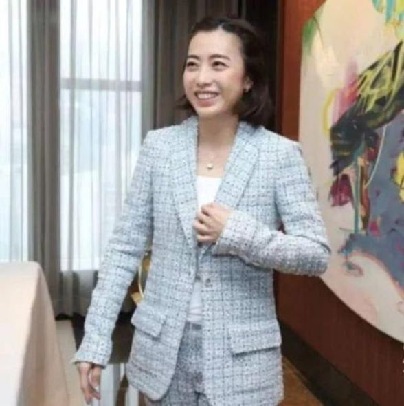 香港女首富甘比黑裙出席典礼,香港女首富甘比的成功