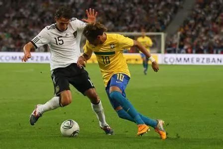 足球防人小技巧,足球后卫防人必学十大技巧