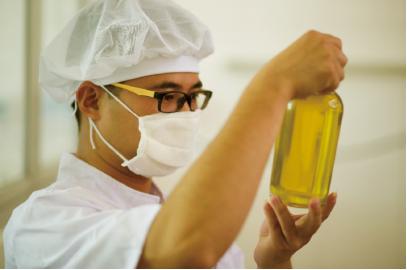 中国橄榄油和外国橄榄油哪个好,进口的橄榄油怎么吃对身体有好处