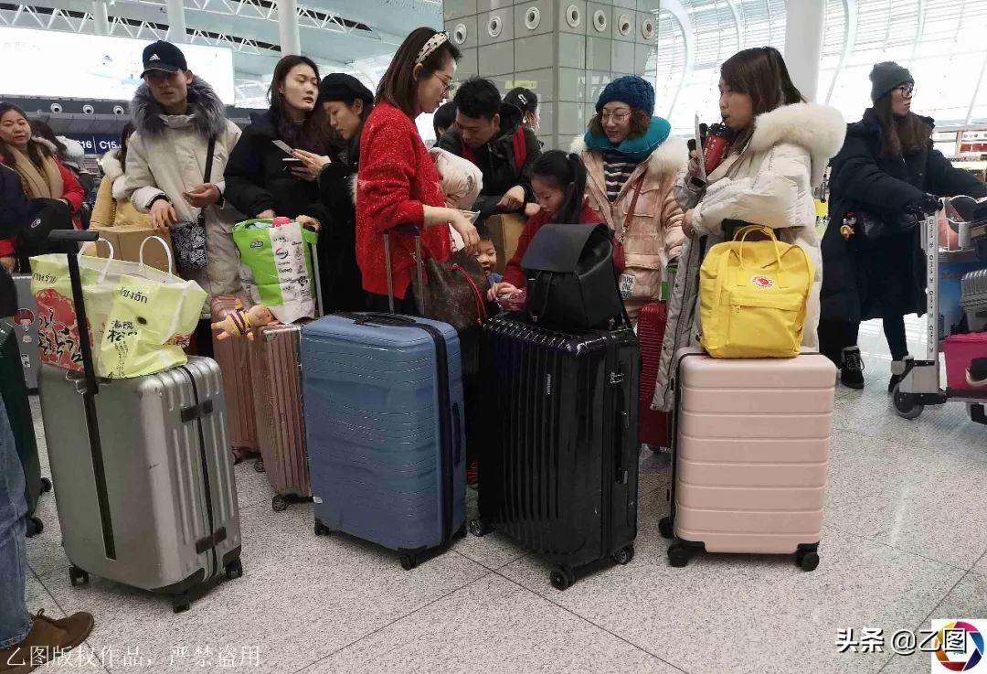 韩国免税店抢购中国游客排队,韩国免税店被中国代购包场