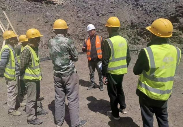 中冶22局：绽放青*光春**芒，建功雪山玉龙