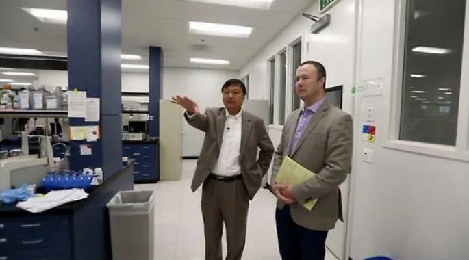 华裔建文学城，好莱坞也来挖剧本！没想到创业蓝图竟是1张餐巾纸