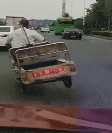 搞笑gif趣图兄弟们来跟我一起摇摆,大哥搞笑动图gif