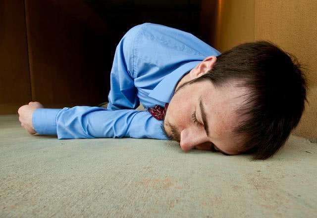 男人喝酒醉了是怎么回事,男人喝酒后一直昏睡喊不醒怎样办