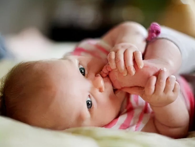 宝宝总是吃手干预还是不干预,宝宝吃纸会有什么影响