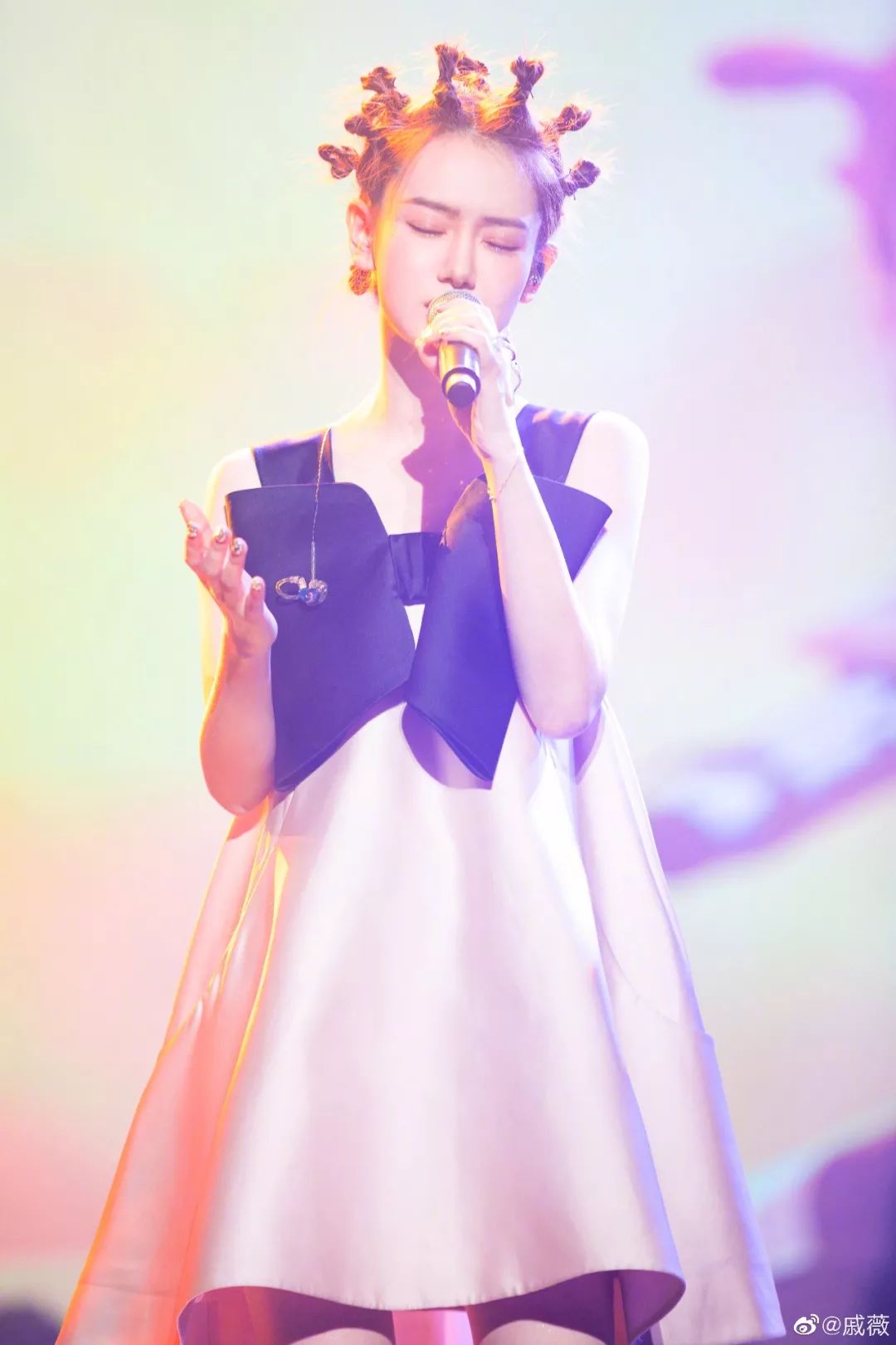 戚薇许嵩最新视频,戚薇现身许嵩演唱会全程抢热搜