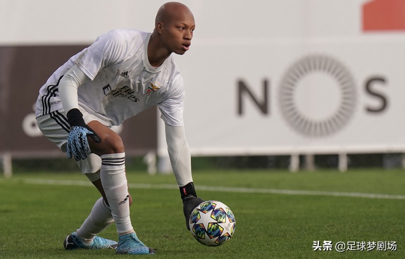 日本混血守门员,本菲卡最年轻守门员