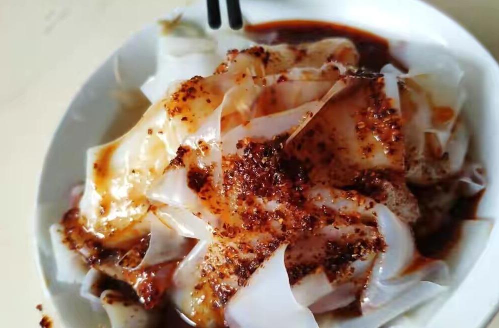 95后单身小姐姐摆摊卖凉皮,大学生摆摊卖凉皮