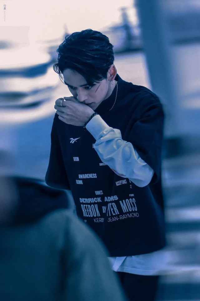 黄旭熙踢边伯贤膝盖视频,黄旭熙为什么要发微博道歉