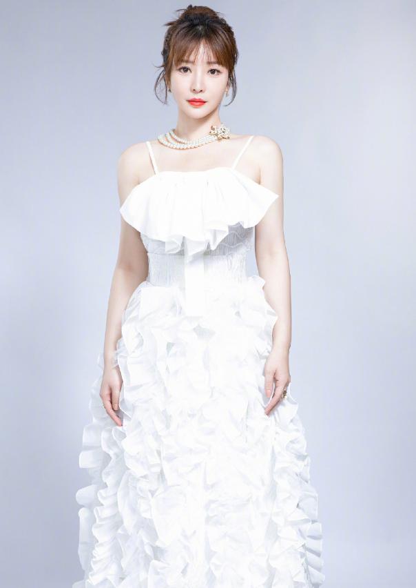 柳岩自曝身材不完美,柳岩最新吊带裙