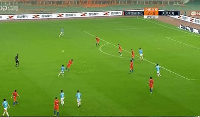 昨晚30岁强援怒摔足球后又冲着裁判怒斥：幸好不是“中超名哨”