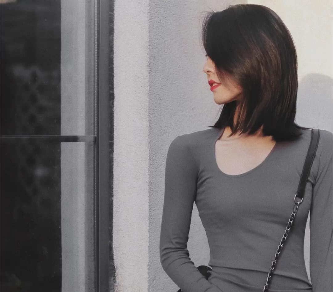 长脸自来卷适合什么好打理的发型,头发微卷脸型宽适合什么发型