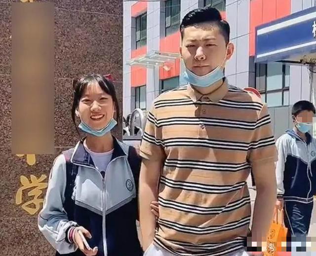 最年轻爸爸接女儿放学被认作情侣,最年轻爸爸接高中女儿放学