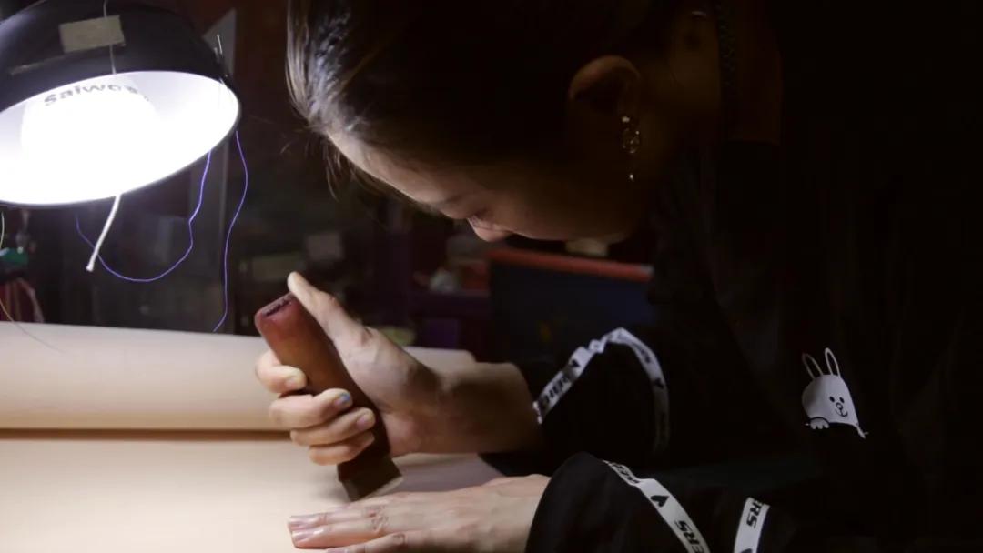 靠锯木头火爆国外，4000w人想当他孙子的大爷，到底有多牛x？