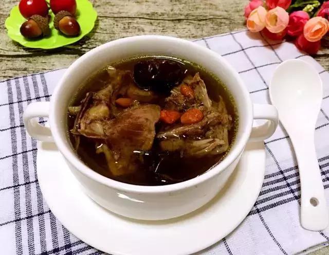 女性经期鸽子汤怎么炖好吃,女性吃鸽子汤好还是乌鸡汤好