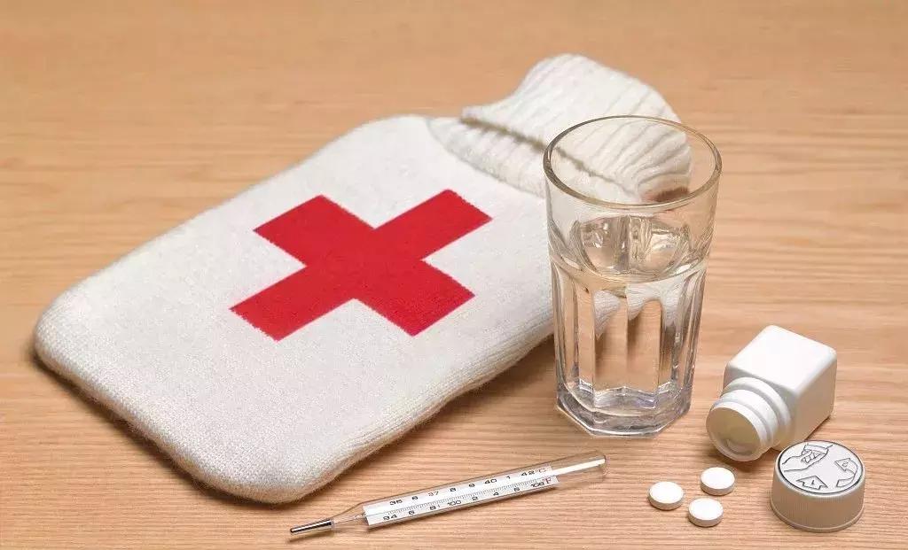 小孩半夜发烧是送医院还是继续睡,儿童发烧先在家观察可以吃什么药