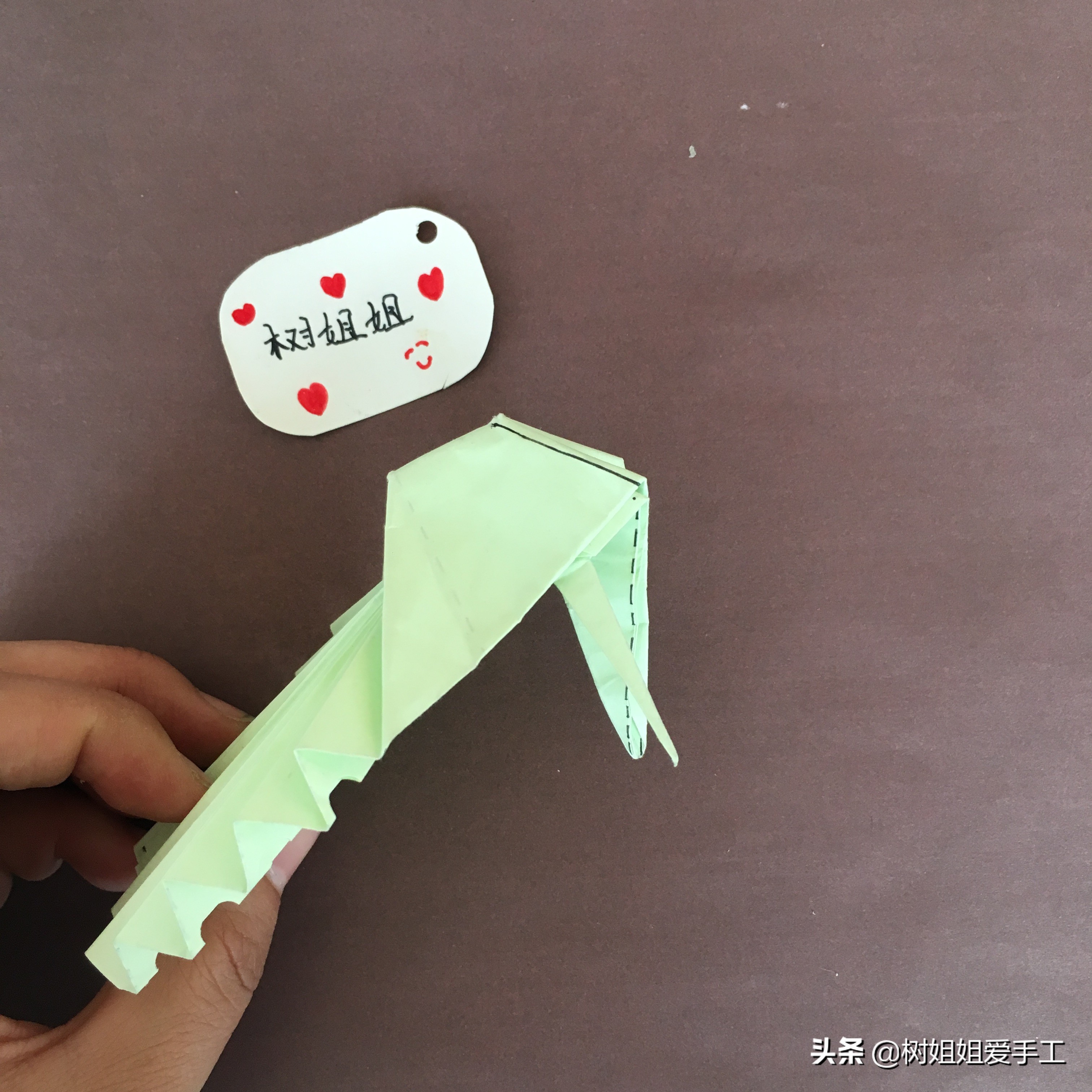 拖尾孔雀的三角插教程,折纸孔雀尾巴怎么折