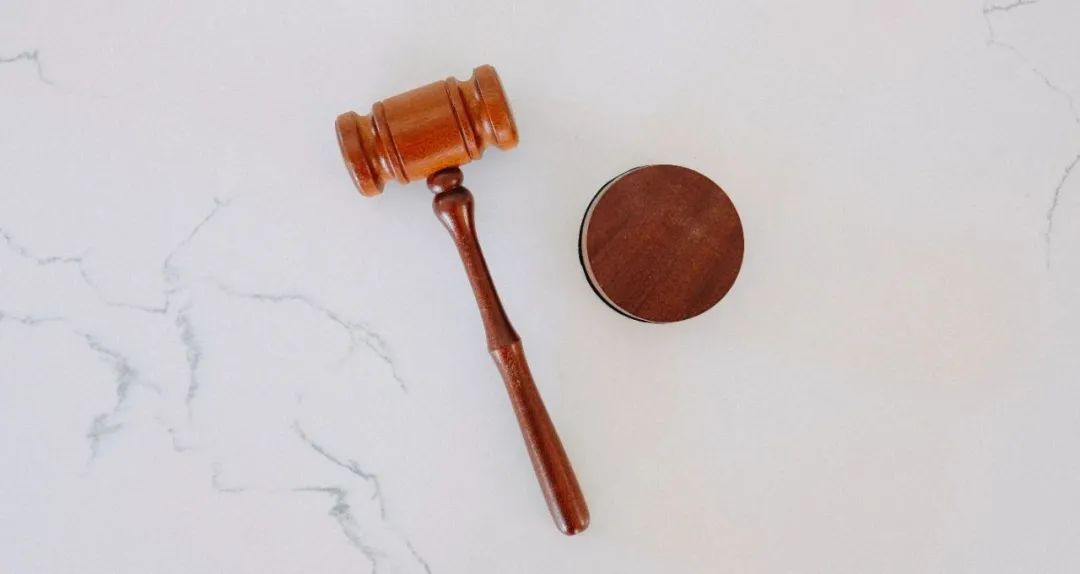 孩子在学校磕掉牙如何起诉,孩子被磕掉两颗门牙赔偿多少