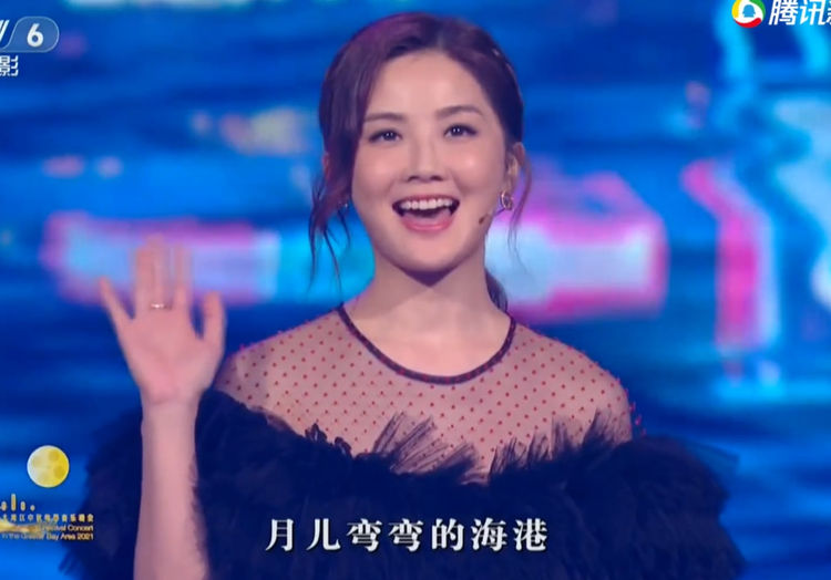 大湾区王菲出场谢霆锋表现,谢霆锋看王菲演唱会的视频