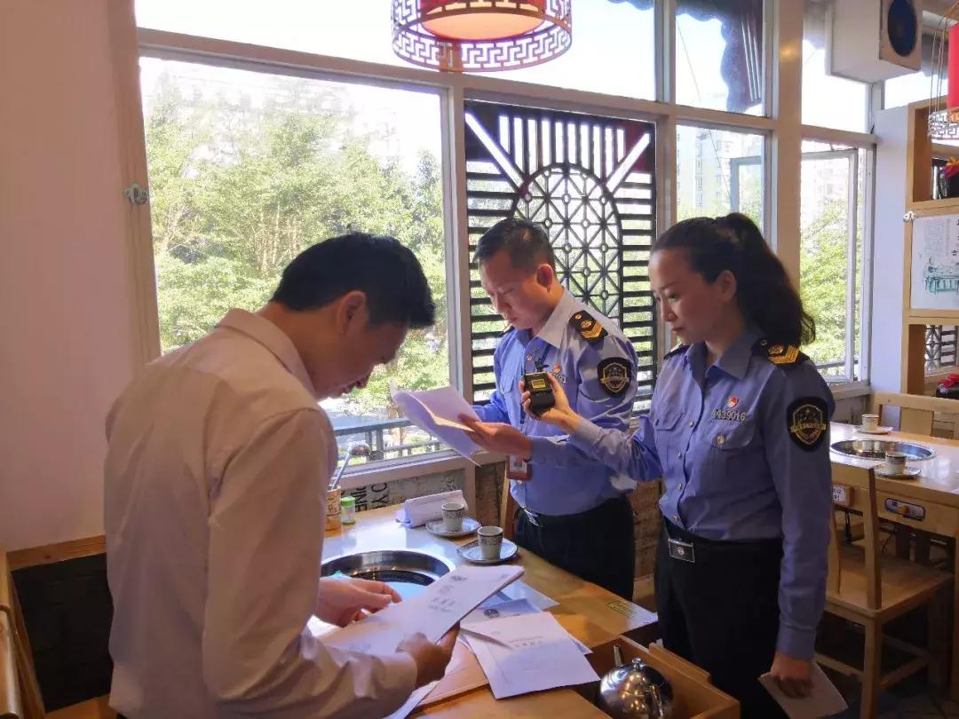 跟着“食安现场”走进梅华街道大型超市沃尔玛和吴铭怀旧火锅店