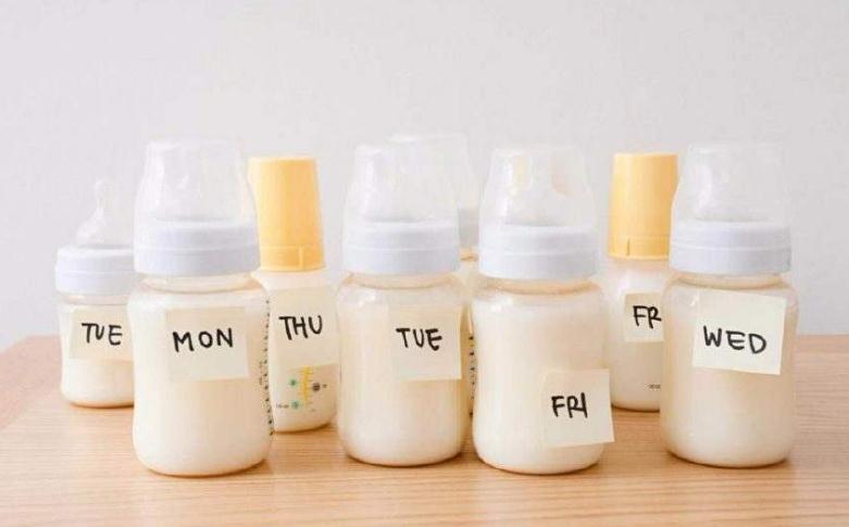 母乳挤出来是绿色可以喂奶吗,哺乳期的母乳正常是什么颜色