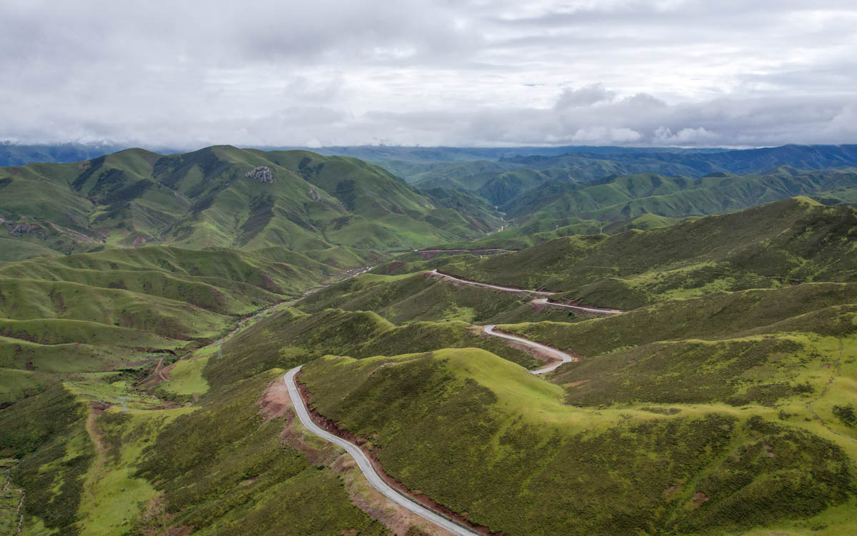 厉害了我的国！*藏西**昌都草原上发现一望无际的牧光互补太阳能基地