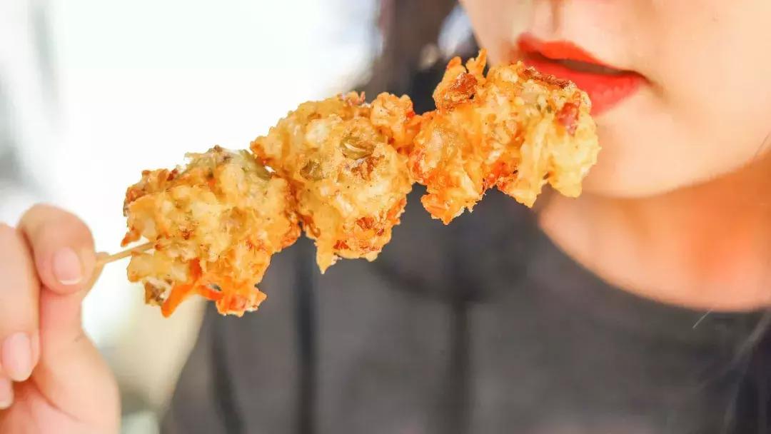 藏在厦门老社区的夫妻炸料摊，20元吃遍鲨鱼鸡腿醋肉菜丸