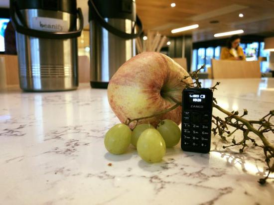 英国发明世界最小手机,世界最小手机视频